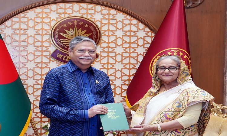 রাষ্ট্রপতি মো.সাহাবুদ্দিনের সাথে শনিবার বঙ্গভবনে প্রধানমন্ত্রী শেখ হাসিনা সাক্ষাতের সময়ে তাঁর রচিত ‘এগিয়ে যাবে বাংলাদেশ' শীর্ষক বইটি প্রধানমন্ত্রীকে উপহার দেন।