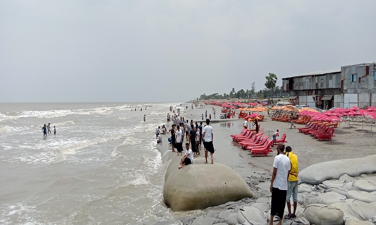 গত সপ্তাহের পর্যটকশুন্য পটুয়াখালীর কুয়াকাটায় এখন পর্যটকদের আনাগোনা বাড়ছে। মোখার প্রভাবে গত সপ্তাহে একেবারে শুন্যের কোঠায় ছিল পর্যটকদের উপস্থিতি।  শুক্রবার ও শনিবারের সাপ্তাহিক ছুটিতে কুয়াকাটার বিভিন্ন স্পটগুলোতে পর্যটকদের সরব উপস্থিতি। সৈকতে পর্যটকদের উল্লাস,মোবাইল ফোনে সেলফি, ঘোড়ার পিঠে পর্যটকদের উঠা, সৈকতে ছবি আকা এ ছিল চোখে পড়ার মত। শনিবার তোলা ছবি।