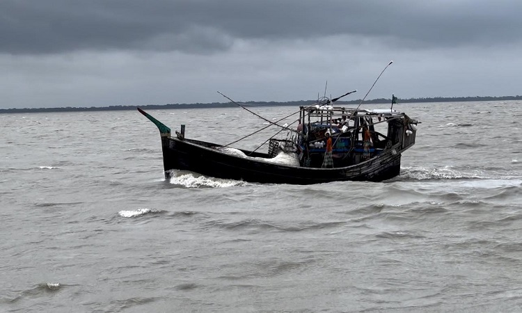 একই সাগরে দুই নিয়ম। বাংলাদেশিরা ঘাটে নোঙর করে থাকলেও বঙ্গোপসাগরে মাছ শিকার করবেন ভারতীয়রা। তাই সামুদ্রিক মাছের প্রজনন বৃদ্ধির লক্ষ্যে সরকারে দেয়া নিষেধাজ্ঞা কাজে আসছেনা। এদিকে একেরপর নিষেধাজ্ঞায় নাকাল জেলেরা। পটুয়াখালীর রাঙ্গাবালী উপজেলার কর্মহীন জেলে পরিবার গুলোতে চলছে হাহাকার। নিষেধাজ্ঞার সময়সীমা কমিয়ে আনার দাবি জেলেদের। সমুদ্রে মাছ শিকারের ওপর ৬৫ দিনের নিষেধাজ্ঞা চলছে। ২০ মে থেকে শুরু হওয়া এ নিষেধাজ্ঞা চলবে আগামী ২৩ জুলাই পর্যন্ত।