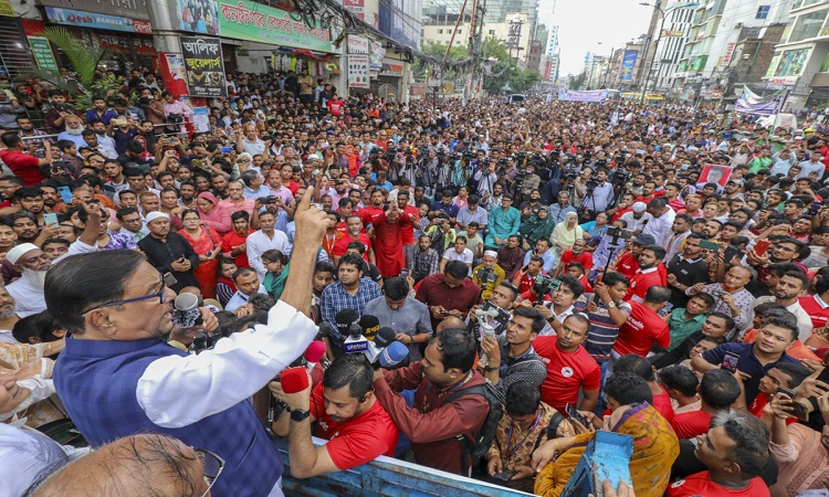 প্রধানমন্ত্রী ও আওয়ামী লীগের সভাপতি শেখ হাসিনাকে বিএনপি নেতার হত্যার হুমকির প্রতিবাদে শনিবার বিকেলে রাজধানীর মধ্যবাড্ডায় ঢাকা মহানগর উত্তর আওয়ামী লীগ আয়োজিত বিক্ষোভ সমাবেশে প্রধান অতিথির বক্তব্য রাখেন দলের সাধারণ সম্পাদক এবং সড়ক পরিবহন ও সেতুমন্ত্রী ওবায়দুল কাদের।