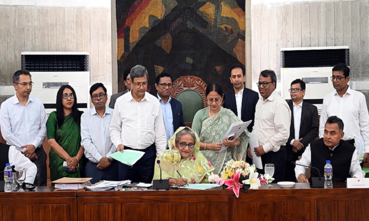 প্রধানমন্ত্রী শেখ হাসিনা  বৃহস্পতিবার জাতীয় সংসদ ভবনে মন্ত্রিসভার বিশেষ বৈঠক শেষে  ২০২৩-২৪ অর্থবছরের বাজেটে স্বাক্ষর করেন।