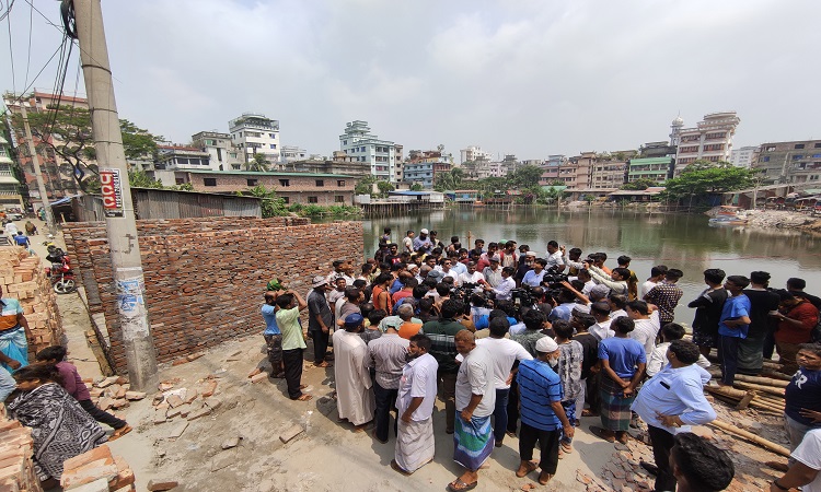 রাজধানীর পুরান ঢাকার গেন্ডারিয়ায় শত বছরের ঐতিহ্যবাহী ডিআইটি প্লট পুকুর রক্ষার দাবিতে আয়োজিত পুকুর ঘেরাও কর্মসূচি ও মানববন্ধন পুলিশের বাধায় পণ্ড হয়ে গেছে। কর্মসূচি পালন না করে ফিরে গেছেন এলাকাবাসী ও পরিবেশবাদী সংগঠনের নেতারা। শুক্রবার সকাল সাড়ে ৯টায় এ কর্মসূচি অনুষ্ঠিত হওয়ার কথা থাকলেও শ্যামপুর মডেল থানা পুলিশ অনুমতি দেয়নি। এ সময় স্থানীয় ৪৭ নম্বর ওয়ার্ড কাউন্সিলর শাহানা আক্তারের লোকজন পাশে অবস্থান করে মানববন্ধনের বিরুদ্ধে স্লোগান দিতে থাকেন।