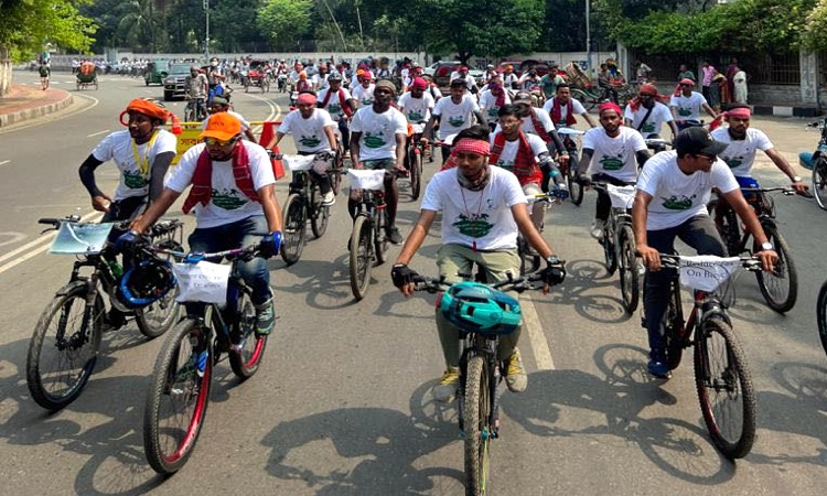 বাইসাইকেল তৈরির খুচরা যন্ত্রাংশের ওপর আরোপিত কর হ্রাসের মাধ্যমে পরিবেশবান্ধব, নিরাপদ, সাশ্রয়ী বাহনটিকে সবার ক্রয় সীমার মধ্যে নিয়ে আসার দাবিতে শুক্রবার রাজধানীতে বাইসাইকেল র‌্যালি ও অবস্থান কর্মসূচি পালন করেন  শতাধিক সাইক্লিস্ট। ধানমন্ডির শংকর বাসস্ট্যান্ড থেকে র‌্যালিটি শুরু হয়ে জিগাতলা, সাইন্সল্যাব, নিউমার্কেট, নীলক্ষেত মোড়, জাতীয় শহীদ মিনার হয়ে জাতীয় প্রেস ক্লাবে এসে শেষ হয়।