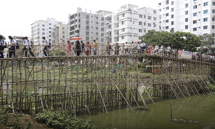 রাজধানীর বনশ্রী ও আফতাবনগর আবাসিক এলাকার মাঝ দিয়ে প্রবাহিত হয়েছে রামপুরা খাল। বাসিন্দাদের এপার থেকে ওপারে যাওয়ার ভরসা ছয়টি বড় আকারের  বাঁশের সাঁকো। যার মধ্যে পাঁচটি দিয়ে মানুষ যাতায়াত করে। সংস্কারের অভাবে বন্ধ আছে অপর সাঁকোটি। নড়বড়ে এসব সাঁকোর কারণে যেকোনো সময় ঘটতে পারে দুর্ঘটনা। এলাকাবাসীর দাবি স্থায়ী সেতু নির্মাণ করা হোক। ছবিটি বনশ্রী থেকে তোলা।