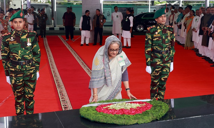 প্রধানমন্ত্রী শেখ হাসিনা বুধবার ঐতিহাসিক ৬ দফা দিবস উপলক্ষ্যে ধানমণ্ডিতে বঙ্গবন্ধু স্মৃতি জাদুঘর প্রাঙ্গণে জাতির পিতা বঙ্গবন্ধু শেখ মুজিবুর রহমানের প্রতিকৃতিতে পুষ্পস্তবক অর্পণ করেন।