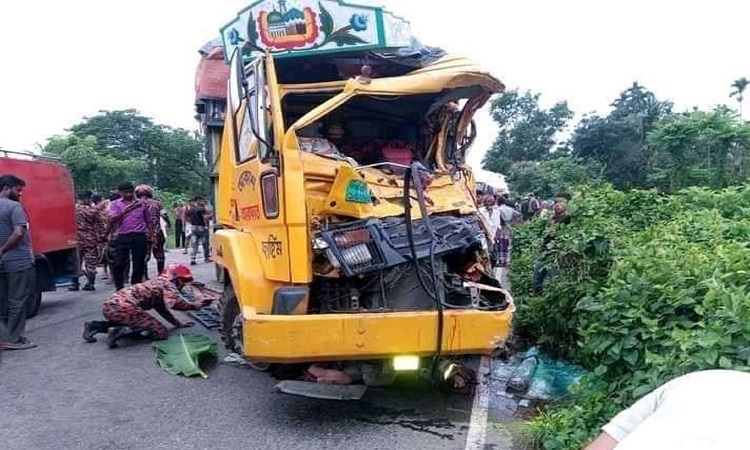 সিলেটের দক্ষিণ সুরমার নাজিরবাজারে বালুবাহী ট্রাক ও শ্রমিক বহনকারী পিকআপের মুখোমুখি সংঘর্ষে সর্বশেষ ১৫ জন নিহতের খবর পাওয়া গেছে। তাদের মধ্যে ঘটনাস্থলে মারা যান ১১ জন। আশঙ্কাজনক অবস্থায় হাসপাতালে নিলে আরও ৪ জন প্রাণ হারান। বুধবার সকাল সাড়ে ৫টার দিকে নাজিরবাজার বাজারের কাছে এ দুর্ঘটনা ঘটে।