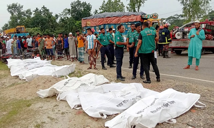 সিলেটের দক্ষিণ সুরমার নাজিরবাজারে বালুবাহী ট্রাক ও শ্রমিক বহনকারী পিকআপের মুখোমুখি সংঘর্ষে সর্বশেষ ১৫ জন নিহতের খবর পাওয়া গেছে। তাদের মধ্যে ঘটনাস্থলে মারা যান ১১ জন। আশঙ্কাজনক অবস্থায় হাসপাতালে নিলে আরও ৪ জন প্রাণ হারান। বুধবার সকাল সাড়ে ৫টার দিকে নাজিরবাজার বাজারের কাছে এ দুর্ঘটনা ঘটে।