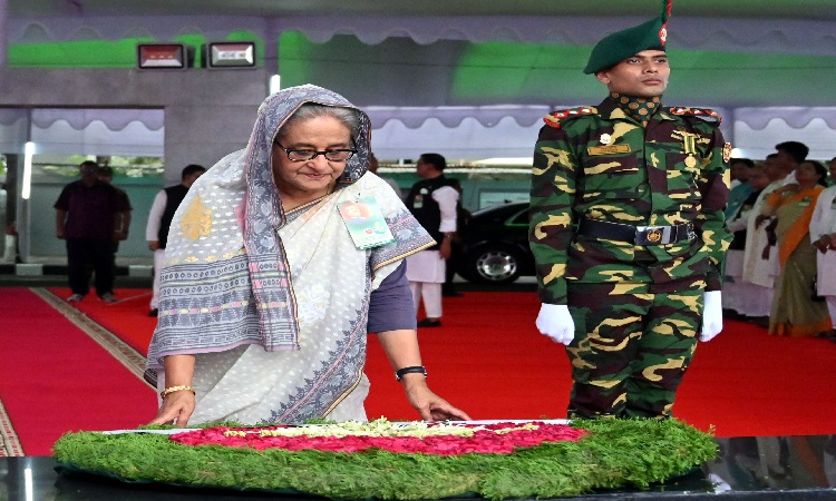 প্রধানমন্ত্রী শেখ হাসিনা বুধবার ঐতিহাসিক ৬ দফা দিবস উপলক্ষ্যে ধানমণ্ডিতে বঙ্গবন্ধু স্মৃতি জাদুঘর প্রাঙ্গণে জাতির পিতা বঙ্গবন্ধু শেখ মুজিবুর রহমানের প্রতিকৃতিতে পুষ্পস্তবক অর্পণ করেন।