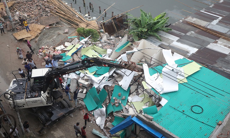 রাজধানীর পুরান ঢাকার গেন্ডারিয়ার ডিআইটি পুকুর পাড়ের অবৈধ স্থাপনা ও দোকানপাট উচ্ছেদে অভিযান চালিয়েছে রাজধানী উন্নয়ন কর্তৃপক্ষ (রাজউক)। বৃহস্পতিবার দুপুরে গেন্ডারিয়ার ডিআইটি পুকুর পাড়ে এ অভিযান চালানো হয়। এর আগে পুকুরটি রক্ষার জন্য স্থানীয় লোকজন মানববন্ধন করেন।