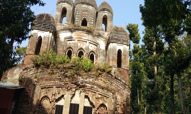 প্রকৃতির সাথে পুরাকীর্তি যাদের সমানভাবে আকর্ষণ করে তাদের আসতে হবে সাতক্ষীরার কলারোয়ার সীমান্ত জনপদ সোনাবাড়িয়ায়। মধ্যযুগীয় নানা পুরাকীর্তির নিদর্শন ছড়িয়ে-ছিটিয়ে আছে গোটা সোনাবাড়িয়া জুড়ে। এমনই এক পুরাকীর্তি শ্যামসুন্দর মঠ-মন্দির। সরকারি পৃষ্ঠপোষকতায়  সংরক্ষণ করা গেলে এটি হতে পারে অন্যতম একটি পর্যটন কেন্দ্র। কলারোয়া উপজেলা সদর থেকে ৯.৬ কিলোমিটার দূরে সোনাবাড়িয়া গ্রামে ঐতিহাসিক এই প্রত্নস্থলটির অবস্থান। প্রায় পৌণে ৪ শ’ বছরের পুরানো ৬০ ফুট উঁচু টেরাকোটা ফলক খচিত পিরামিড আকৃতির এই মঠ-মন্দির প্রাচীন স্থাপত্যের অপরূপ নিদর্শন হয়ে আজও দাঁড়িয়ে আছে। জরাজীর্ণ ও ভগ্নপ্রায় এই ঐতিহাসিক মঠ-মন্দিরটি এখনই সংস্কার ও সংরক্ষণ করা না গেলে একটি ঐতিহাসিক প্রতœতাত্ত্বিক নিদর্শন বিনষ্ট হয়ে যাবে, তা নিশ্চিত করেই বলা যায়।