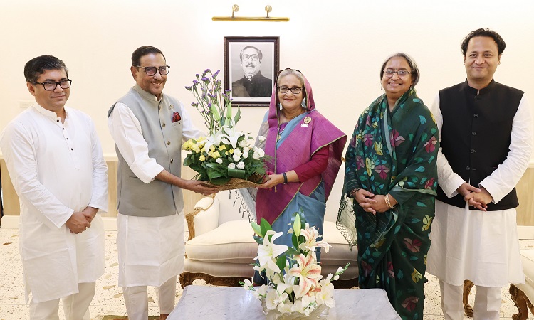 আওয়ামী লীগ সভাপতি ও  প্রধানমন্ত্রী শেখ হাসিনাকে রবিবার প্রধানমন্ত্রীর কার্যালয়ে তাঁর কারামুক্তি দিবস উপলক্ষ্যে বাংলাদেশ আওয়ামী লীগের পক্ষ থেকে দলের সাধারণ সম্পাদক ও সড়ক পরিবহন ও সেতুমন্ত্রী ওবায়দুল কাদের ও দলীয় নেতৃবৃন্দ ফুলের তোড়া দিয়ে শুভেচ্ছা জানান।