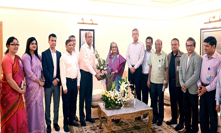 প্রধানমন্ত্রী শেখ হাসিনাকে রবিবার প্রধানমন্ত্রীর কার্যালয়ে তাঁর কারামুক্তি দিবস উপলক্ষ্যে প্রধানমন্ত্রীর মুখ্য সচিব মো. তোফাজ্জল হোসেন মিয়ার নেতৃত্বে প্রধানমন্ত্রীর কার্যালয়ের কর্মকর্তাগণ ফুলের তোড়া দিয়ে শুভেচ্ছা জানান।