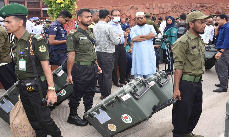 বরিশাল সিটি করপোরেশন নির্বাচনে এবারই প্রথম ইলেকট্রনিক ভোটিং মেশিন ব্যবহার হতে যাচ্ছে। রোববার বরিশাল নগরের বান্দরোডস্থ জেলা শিল্পকলা একাডেমি থেকে ইভিএমসহ নির্বাচনী সরঞ্জাম বুঝে নিয়ে নিজ নিজ কেন্দ্রে রওনা হচ্ছেন নির্বাচনী কর্মকর্তারা।