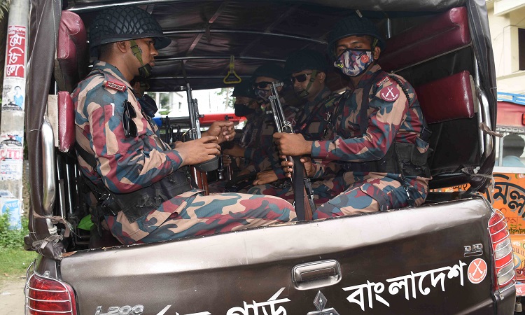 বরিশাল সিটি কর্পোরেশন (বিসিসি) নির্বাচনকে সামনে রেখে আইনশৃঙ্খলা পরিস্থিতি নিয়ন্ত্রণে রাখতে বর্ডার গার্ড বাংলাদেশ’র (বিজিবি) সদস্য মোতায়েন করা হয়েছে। রবিবার বরিশাল নগরী থেকে তোলা ছবি।