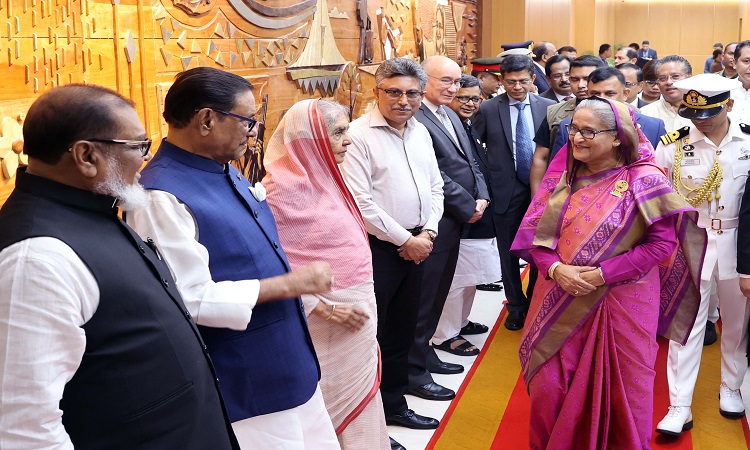 প্রধানমন্ত্রী শেখ হাসিনা মঙ্গলবার সুইজারল্যান্ডে অনুষ্ঠেয় ‘ওয়ার্ল্ড অব ওয়ার্ক সামিট সোশ্যাল জাস্টিস ফর অল' শীর্ষক সম্মেলনে যোগদানের উদ্দেশ্যে ঢাকা ত্যাগের প্রাক্কালে হযরত শাহজালাল আন্তর্জাতিক বিমানবন্দরে সংসদ উপনেতা, মন্ত্রিপরিষদ সদস্যবৃন্দ, জাতীয় সংসদের চিফ হুইপ, মন্ত্রিপরিষদ সচিব, কূটনীতিকবৃন্দ, তিন বাহিনীর প্রধানগণ, আইজিপি এবং ঊর্ধ্বতন সামরিক ও বেসামরিক কর্মকর্তাগণ তাঁকে বিদায় জানান।