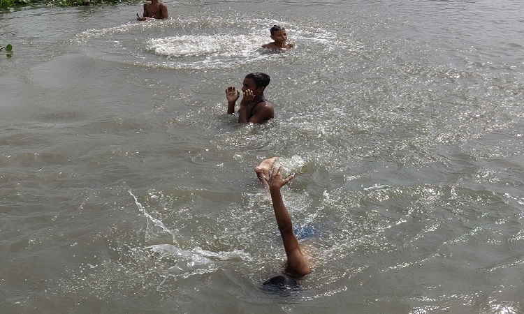 তীব্র তাপদাহের পর কয়েকদিনের বৃষ্টি প্রশান্তি এনে দিয়েছিল নাগরিক জীবনে। তবে বুধবার আবারও শুরু হয়েছে ভ্যাপসা গরম। বেলার সঙ্গে রোদের তীব্রতা বাড়তে থাকায় নাভিশ্বাস উঠেছে রাজধানীবাসীর। নদীর পানিতে গোসল করছেন একদল কিশোর। মোহাম্মদপুর বেড়িবাঁধ থেকে তোলা ছবি।