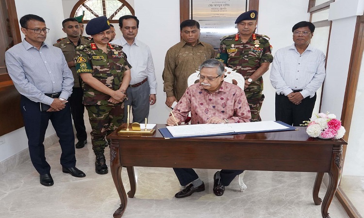 রাষ্ট্রপতি মোঃ সাহাবুদ্দিন বুধবার বঙ্গভবনে তোশাখানা জাদুঘর পরিদর্শন বইয়ে স্বাক্ষর করেন।