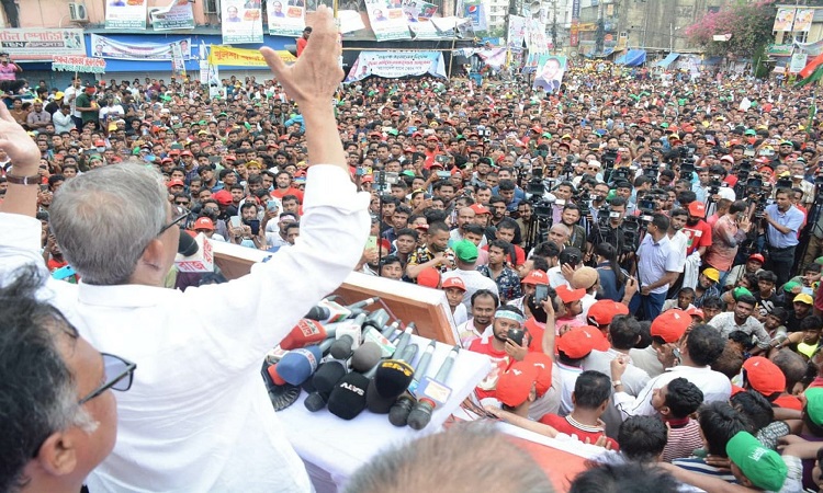 নিরপেক্ষ সরকারের অধীনে নির্বাচনে তরুণদের ভোটাধিকার ফিরিয়ে দেওয়ার দাবিতে বুধবার চট্টগ্রাম নগরীর কোতোয়ালী থানার কাজীর দেউড়ি এলাকায় জাতীয়তাবাদী যুবদল, স্বেচ্ছাসেবক দল ও চট্টগ্রাম যুবদল আয়োজিত ‘দেশ বাঁচাতে যুব সমাবেশ’ শীর্ষক তারুণ্যের সমাবেশে প্রধান অতিথির বক্তব্য রাখেন বিএনপি মহাসচিব মির্জা ফখরুল ইসলাম আলমগীর।