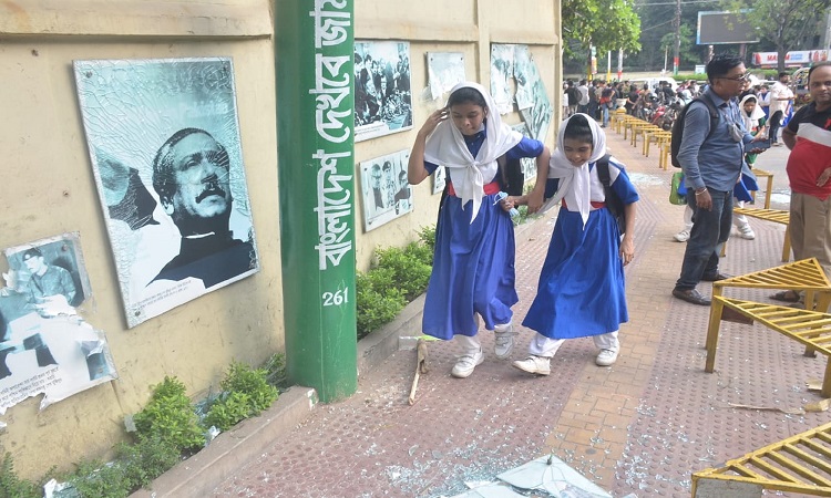 চট্টগ্রাম নগরীর চকবাজার এলাকায় বুধবার বেলা সাড়ে তিনটার দিকে ছাত্রলীগের সঙ্গে যুবদলের নেতা–কর্মীদের পাল্টাপাল্টি ধাওয়া হয়েছে। এরপর নগরের জামালখান এলাকায় বঙ্গবন্ধু ও মুক্তিযুদ্ধের আলোকচিত্র ইতিহাস সংবলিত ম্যুরাল ভাঙচুরের ঘটনা ঘটে।