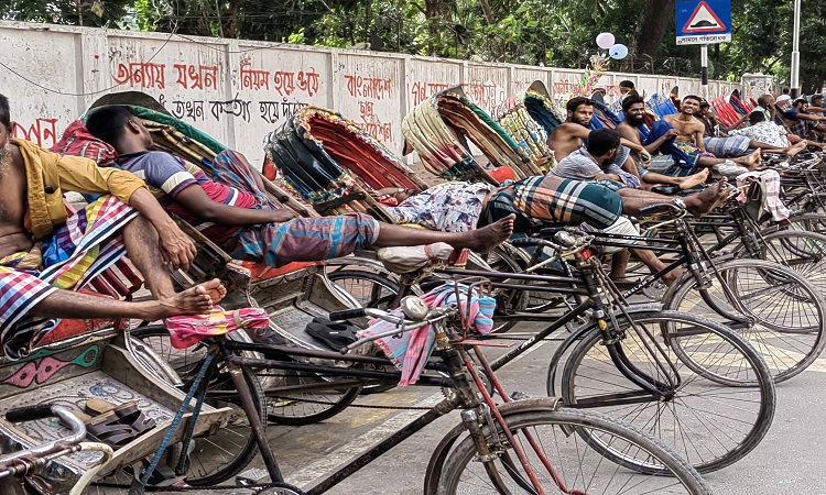 তীব্র তাপদাহের পর কয়েকদিনের বৃষ্টি প্রশান্তি এনে দিয়েছিল নাগরিক জীবনে। তবে বুধবার আবারও শুরু হয়েছে ভ্যাপসা গরম। বেলার সঙ্গে রোদের তীব্রতা বাড়তে থাকায় নাভিশ্বাস উঠেছে রাজধানীবাসীর। বিশ্রাম নিচ্ছেন রিকশা চালকরা। ছবিটি বুধবার ঢাকা বিশ্ববিদ্যালয় ক্যাম্পাস থেকে তোলা।