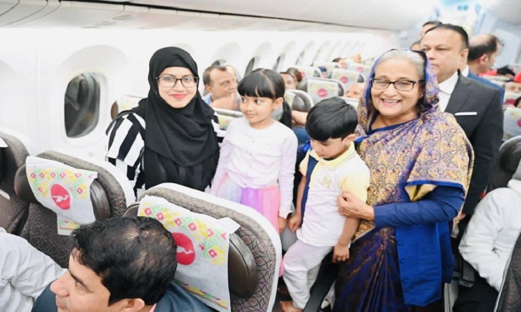 প্রধানমন্ত্রী শেখ হাসিনা সুইজারল্যান্ডের জেনেভায় ‘ওয়ার্ল্ড অব ওয়ার্ক সামিট: সোশ্যাল জাস্টিস ফর অল' শীর্ষক সম্মেলন শেষে দেশে ফেরার পথে শনিবার বিমানের যাত্রীদের সাথে কুশল বিনিময় করেন।