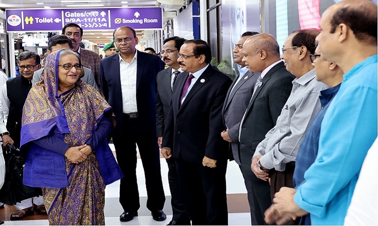 প্রধানমন্ত্রী শেখ হাসিনা সুইজারল্যান্ডের জেনেভায় ‘ওয়ার্ল্ড অব ওয়ার্ক সামিট: সোশ্যাল জাস্টিস ফর অল' শীর্ষক সম্মেলন শেষে শনিবার ঢাকার হজরত শাহজালাল আন্তর্জাতিক বিমানবন্দর পৌঁছালে মন্ত্রিপরিষেদর সদস্য, সচিব ও উচ্চপদস্থ সামরিক বেসামরিক কর্মকর্তারা তাকে স্বাগত জানান।