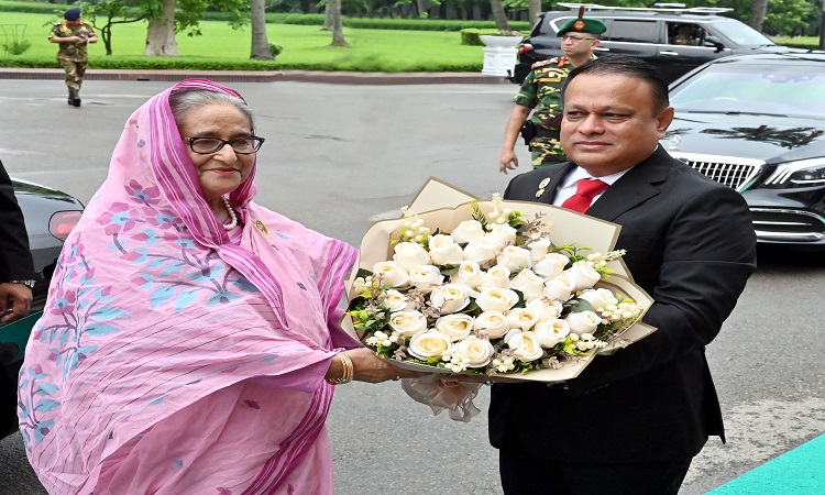 প্রধানমন্ত্রী শেখ হাসিনা রবিবার প্রধানমন্ত্রীর কার্যালয়ের শাপলা হলে স্পেশাল সিকিউরিটি ফোর্সের (এসএসএফ) ৩৭তম প্রতিষ্ঠা বার্ষিকী ২০২৩ উপলক্ষ্যে আয়োজিত অনুষ্ঠানে এসে পৌঁছালে ডিজি এসএসএফ মেজর জেনারেল মো. মজিবুর রহমান ফুল দিয়ে শুভেচ্ছা জানায়।