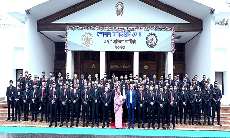 প্রধানমন্ত্রী শেখ হাসিনা রবিবার প্রধানমন্ত্রীর কার্যালয়ের শাপলা হলে স্পেশাল সিকিউরিটি ফোর্সের (এসএসএফ) ৩৭তম প্রতিষ্ঠা বার্ষিকী ২০২৩ উপলক্ষ্যে আয়োজিত অনুষ্ঠানে এসএসএফ সদস্যদের সাথে শুভেচ্ছা বিনিময় করেন এবং ফটোসেশনে অংশ নেন।