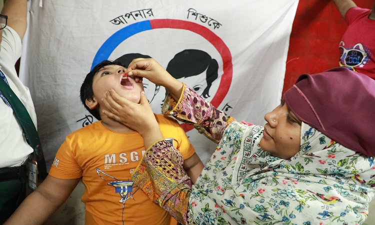 সারাদেশে রবিবার সকাল ৮টা থেকে বিকাল ৪টা পর্যন্ত ৬ থেকে ৫৯ মাস বয়সী শিশুদের ভিটামিন ‘এ প্লাস’ ক্যাপসুল খাওয়ানো হয়। ঢাকার হাজারীবাগ এলাকার একটি কেন্দ্র থেকে তোলা ছবি।