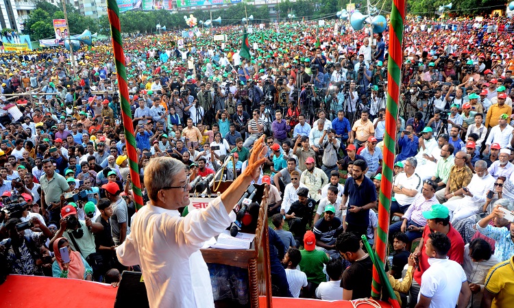 গণতন্ত্র পুনরুদ্ধার আন্দোলনে তরুণদেরও শামিল করতে সোমবার বগুড়া শহরের সেন্ট্রাল হাইস্কুল মাঠে জাতীয়তাবাদী ছাত্রদল, যুবদল ও স্বেচ্ছাসেবক দল আয়োজিত তারুণ্যের সমাবেশে প্রধান অতিথির বক্তব্যে রাখেন বিএনপি মহাসচিব মির্জা ফখরুল ইসলাম আলমগীর।