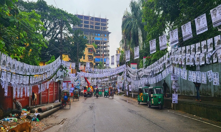 সিলেট সিটি নির্বাচনে প্রচারণার শেষ দিনে পুরো শহর পোস্টারের নগীতে পরিণত হয়েছে। সোমবার তোলা ছবি।