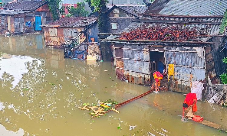 সিলেটে লাগাতার বৃষ্টিতে জনজীবন বিপর্যস্ত। যদি লাগাতার এভাবে বৃষ্টি চলে তবে বন্যার আশঙ্কা রয়েছে। ছবিটি নগরীর চালিবন্দর থেকে তোলা।