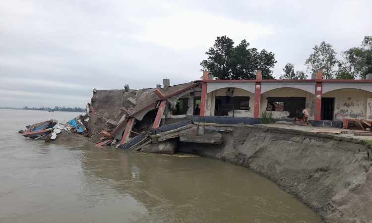 ভাঙনে কুড়িগ্রামের চিলমারী উপজেলার নয়ারহাট ইউনিয়নের দক্ষিণ খাউরিয়া স্কুল অ্যান্ড কলেজের একাংশ ব্রহ্মপুত্র নদের পেটে চলে গেছে। প্রায় এক মাস ধরে ব্রহ্মপুত্র নদের পানি বাড়ছিল। এতে করে খাউড়িয়ার চরে ভাঙন দেখা দেয়। রোববার ও সোমবার ব্রহ্মপুত্র নদের প্রবল স্রোতে ভাঙনের কবলে পড়ে বিদ্যালয়টির পাকা ভবনের একাংশ ভেঙে নদে চলে যায়। পুরো ভবনটি যেকোনো সময় নদের পেটে চলে যাবে বলে আশঙ্কা করছেন স্থানীয় লোকজন। এ জন্য বিদ্যালয়ের আসবাবপত্রসহ প্রয়োজনীয় মালামাল অন্যত্র সরিয়ে নেওয়া হয়েছে।