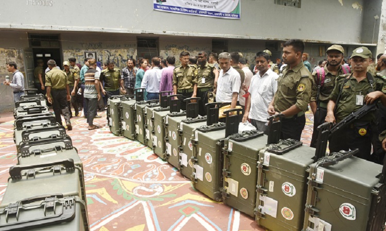 রাজশাহী সিটি করপোরেশন নির্বাচনে ১৫৫টি কেন্দ্রে ভোট গ্রহণ করা হবে। সব কেন্দ্রেই ইভিএমএ ভোট গ্রহণ হবে। এ উপলক্ষ্যে  কেন্দ্রেগুলোতে পাঠানো হচ্ছে নির্বাচনী সরঞ্জাম। মঙ্গলবার নগরীর নিউ ডিগ্রী কলেজ থেকে নির্বাচনী সরঞ্জামাদি পাঠানো কার্যক্রম শুরু হয়। প্রিজাইডিং কর্মকর্তা ও ভোট কেন্দ্রের দায়িত্বে থাকা পুলিশ কর্মকর্তা এসব সরঞ্জাম কেন্দ্রে নিয়ে যাচ্ছেন।