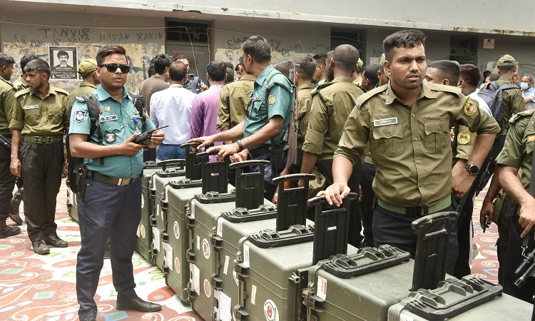 রাজশাহী সিটি করপোরেশন নির্বাচনে ১৫৫টি কেন্দ্রে ভোট গ্রহণ করা হবে। সব কেন্দ্রেই ইভিএমএ ভোট গ্রহণ হবে। এ উপলক্ষ্যে  কেন্দ্রেগুলোতে পাঠানো হচ্ছে নির্বাচনী সরঞ্জাম। মঙ্গলবার নগরীর নিউ ডিগ্রী কলেজ থেকে নির্বাচনী সরঞ্জামাদি পাঠানো কার্যক্রম শুরু হয়। প্রিজাইডিং কর্মকর্তা ও ভোট কেন্দ্রের দায়িত্বে থাকা পুলিশ কর্মকর্তা এসব সরঞ্জাম কেন্দ্রে নিয়ে যাচ্ছেন।