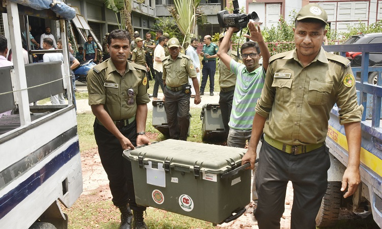 রাজশাহী সিটি করপোরেশন নির্বাচনে ১৫৫টি কেন্দ্রে ভোট গ্রহণ করা হবে। সব কেন্দ্রেই ইভিএমএ ভোট গ্রহণ হবে। এ উপলক্ষ্যে  কেন্দ্রেগুলোতে পাঠানো হচ্ছে নির্বাচনী সরঞ্জাম। মঙ্গলবার নগরীর নিউ ডিগ্রী কলেজ থেকে নির্বাচনী সরঞ্জামাদি পাঠানো কার্যক্রম শুরু হয়। প্রিজাইডিং কর্মকর্তা ও ভোট কেন্দ্রের দায়িত্বে থাকা পুলিশ কর্মকর্তা এসব সরঞ্জাম কেন্দ্রে নিয়ে যাচ্ছেন।