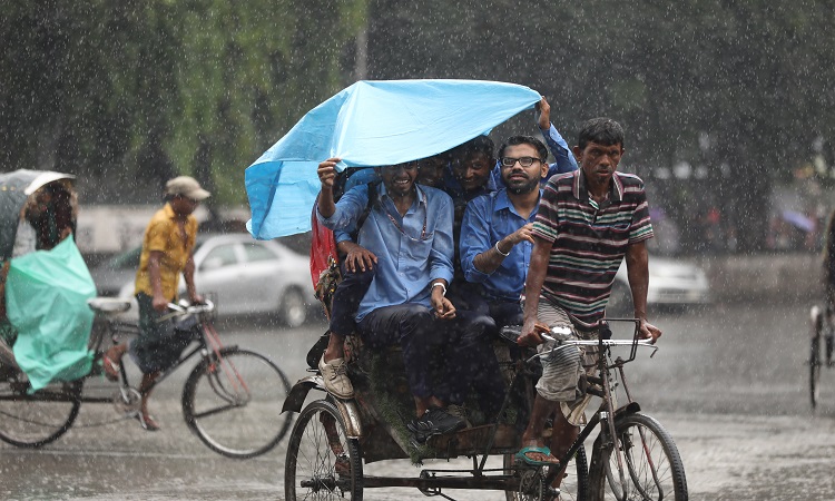 মঙ্গলবার রাজধানীতে বৃষ্টিতে গন্তব্যে যেতে সাধারণ মানুষ পড়েন বিপাকে। তবে কেউ কেউ বৃষ্টি উপভোগ করেন। ছবিটি ঢাকা বিশ্ববিদ্যালয় ক্যাম্পাস থেকে তোলা।