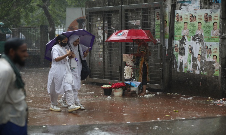 মঙ্গলবার রাজধানীতে বৃষ্টিতে গন্তব্যে যেতে সাধারণ মানুষ পড়েন বিপাকে। তবে কেউ কেউ বৃষ্টি উপভোগ করেন। ছবিটি ঢাকা বিশ্ববিদ্যালয় ক্যাম্পাস থেকে তোলা।