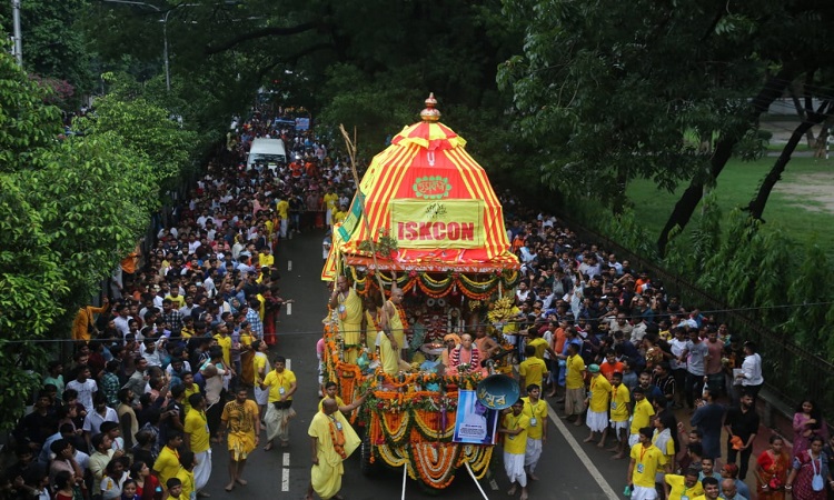 সনাতন ধর্মাবলম্বীদের অন্যতম ধর্মীয় অনুষ্ঠান শ্রী শ্রী জগন্নাথদেবের রথযাত্রা উৎসব শুরু হয়েছে।  মঙ্গলবার রাজধানী ঢাকার স্বামীবাগ ইসকন মন্দিরে এ উপলক্ষে বর্ণাঢ্য অনুষ্ঠানের আয়োজন করা হয়। বিকেল ৩টার দিকে অগণিত ভক্তরা স্বামীবাগ ইসকন মন্দির পথকে জগন্নাথ, বলদেব ও শুভদ্রাকে বহনকারী রথ ঢাকেশ্বরী মন্দিরের দিকে রওয়ানা দেন। এ সময় ভক্তরা নেচে গেয়ে কীর্তন করতে থাকেন।