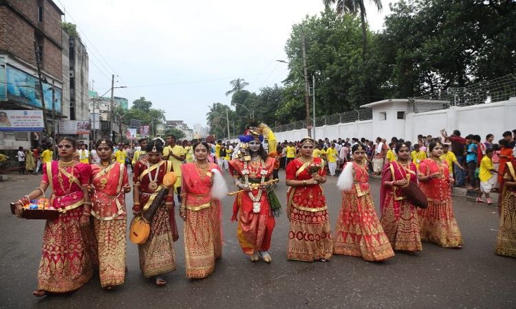 সনাতন ধর্মাবলম্বীদের অন্যতম ধর্মীয় অনুষ্ঠান শ্রী শ্রী জগন্নাথদেবের রথযাত্রা উৎসব শুরু হয়েছে।  মঙ্গলবার রাজধানী ঢাকার স্বামীবাগ ইসকন মন্দিরে এ উপলক্ষে বর্ণাঢ্য অনুষ্ঠানের আয়োজন করা হয়। বিকেল ৩টার দিকে অগণিত ভক্তরা স্বামীবাগ ইসকন মন্দির পথকে জগন্নাথ, বলদেব ও শুভদ্রাকে বহনকারী রথ ঢাকেশ্বরী মন্দিরের দিকে রওয়ানা দেন। এ সময় ভক্তরা নেচে গেয়ে কীর্তন করতে থাকেন।