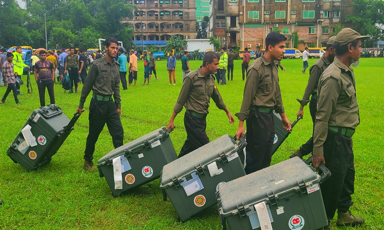 সিলেট সিটি করেপোরেশনের ভোট সুষ্ঠু করতে সব ধরনের প্রস্তুতি সম্পন্ন করেছে নির্বাচন কমিশন। মঙ্গলবার সকাল থেকে সিলেট নগরীর উপশহরে আবুল মাল আব্দুল মুহিত ক্রীড়া কমপ্লেক্স থেকে ১৯০টি কেন্দ্রের  দায়িত্বপাপ্ত কর্মকর্তাদের কাছে নির্বাচনী উপকরণ বুঝিয়ে দেওয়া শুরু হয়। এরপর কড়া নিরাপত্তার মধ্য দিয়ে তাদের কেন্দ্রে কেন্দ্রে পৌঁছে দেওয়া হয়।