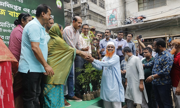 বৃহস্পতিবার (২২ জুন) ডিএনসিসি ও বন অধিদপ্তরের যৌথ উদ্যোগে আয়োজিত ‘সবুজে বাস, বারো মাস’ শীর্ষক বৃক্ষরোপণ কর্মসূচিতে উত্তরের মেয়র আতিকুল ইসলাম।