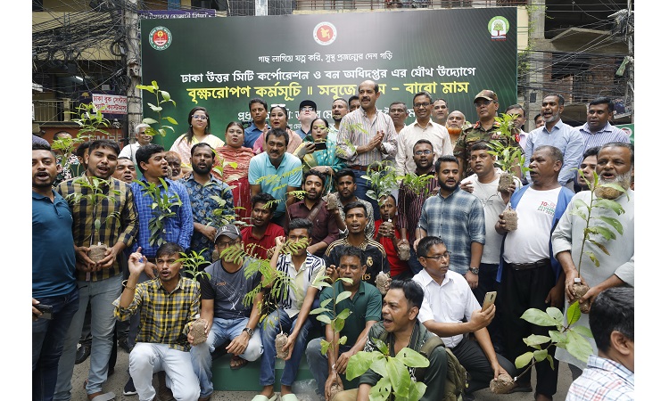 বৃহস্পতিবার (২২ জুন) ডিএনসিসি ও বন অধিদপ্তরের যৌথ উদ্যোগে আয়োজিত ‘সবুজে বাস, বারো মাস’ শীর্ষক বৃক্ষরোপণ কর্মসূচিতে উত্তরের মেয়র আতিকুল ইসলাম।