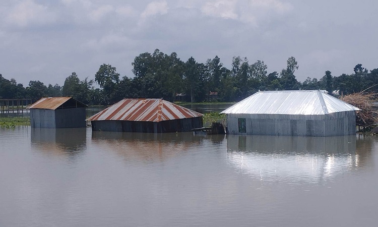 নদ-নদীর পানি কমতে শুরু করলেও বন্যা পরিস্থিতি অপিরিবর্তিত