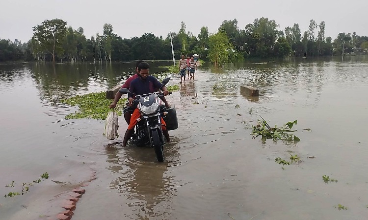 নদ-নদীর পানি কমতে শুরু করলেও বন্যা পরিস্থিতি অপিরিবর্তিত