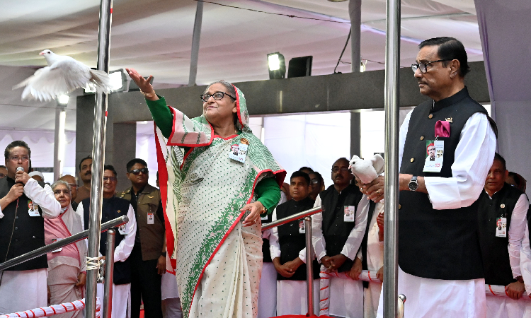 প্রধানমন্ত্রী ও আওয়ামী লীগ সভাপতি শেখ হাসিনা আওয়ামী লীগের ৭৪তম প্রতিষ্ঠা বার্ষিকী উপলক্ষ্যে শান্তির প্রতীক পায়রা উড়ান