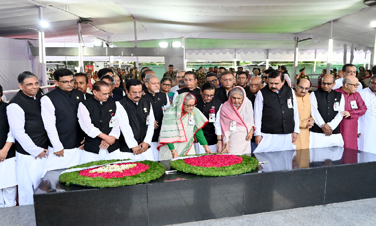 প্রধানমন্ত্রী ও আওয়ামী লীগ সভাপতি শেখ হাসিনা দলীয় নেতৃবৃন্দকে সাথে নিয়ে আওয়ামী লীগের ৭৪তম প্রতিষ্ঠা বার্ষিকীতে জাতির পিতার প্রতিকৃতিতে পুষ্পস্তবক অর্পণ করেন