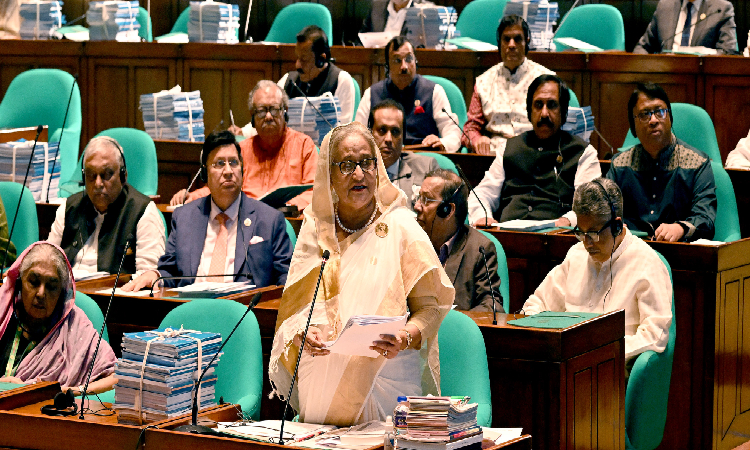 প্রধানমন্ত্রী শেখ হাসিনা রবিবার একাদশ জাতীয় সংসদের ২৩তম অধিবেশনে বাজেট আলোচনার বক্তব্য প্রদান