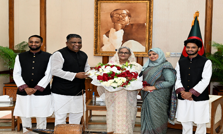 প্রধানমন্ত্রী শেখ হাসিনার সাথে সিলেটের নবনির্বাচিত মেয়র আনোয়ার জামান চৌধুরী সাক্ষাতকালে ফুলেল শুভেচ্ছা বিনিময়