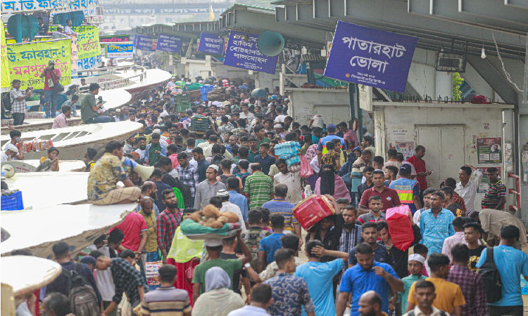 ঈদুল আজহার ছুটির আগে শেষ কর্মদিবসে বিকেল থেকে সদরঘাট লঞ্চ টার্মিনালে বেড়েছে যাত্রীর চাপ